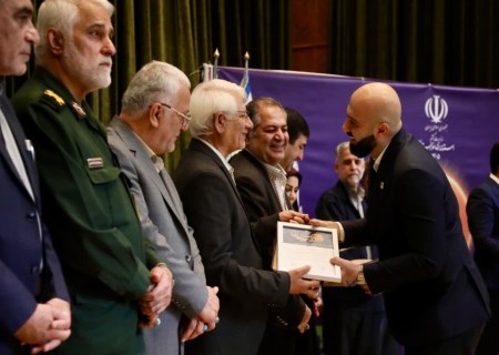 اهدای دو تندیس جشنواره «سلام» به مدیر روابط عمومی شرکت فولاد خوزستان